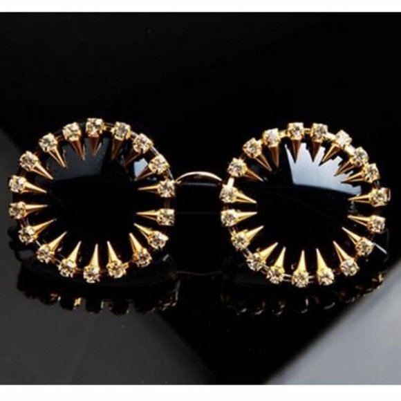 COPY - Oversized Women's Celebrity Luxury Rhinestone Sunglasses - Picture 3 of 3